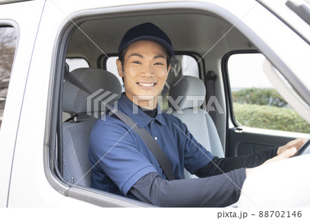 運転席に座って微笑む宅配便の男性 運転席に座って微笑む宅配便の男性 88702146