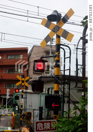 注意喚起でまもなく電車接近、側道沿いの踏切レールの警笛シグナル 88702385
