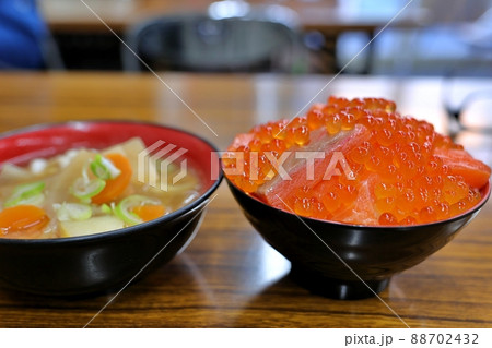 イクラさけ丼(青森県) イクラさけ丼(青森県) 88702432