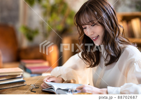 シックなリビングで紅茶を飲みながら読書をする女性 シックなリビングで紅茶を飲みながら読書をする女性 88702687