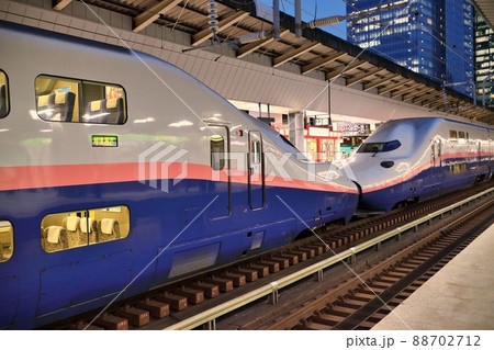 ホーム停車中のE1系MAX新幹線 ホーム停車中のE1系MAX新幹線 88702712