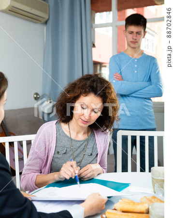 Family meeting with social worker 88702846