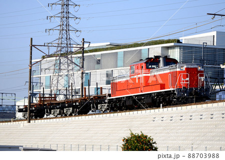 築堤を行くDD511109レール輸送列車(ビビッド調) 築堤を行くDD511109レール輸送列車(ビビッド調) 88703988