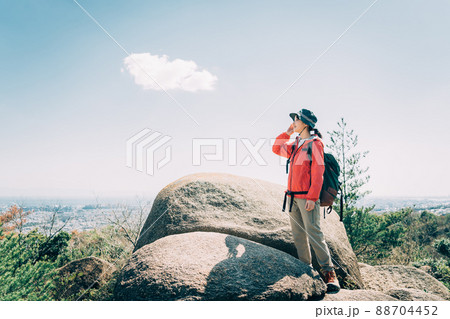 登山　登頂　トレッキング　女性 88704452