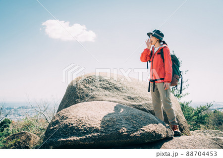 登山　登頂　トレッキング　女性 88704453