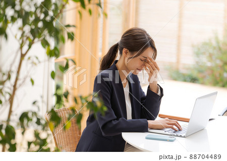 ビジネス　女性　30代 88704489