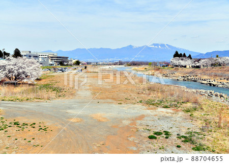 臼田橋/千曲川より浅間山方面を望む(長野県佐久市)【2022.4】 臼田橋/千曲川より浅間山方面を望む(長野県佐久市)【2022.4】 88704655