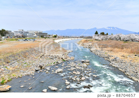 臼田橋/千曲川より浅間山方面を望む(長野県佐久市)【2022.4】 臼田橋/千曲川より浅間山方面を望む(長野県佐久市)【2022.4】 88704657