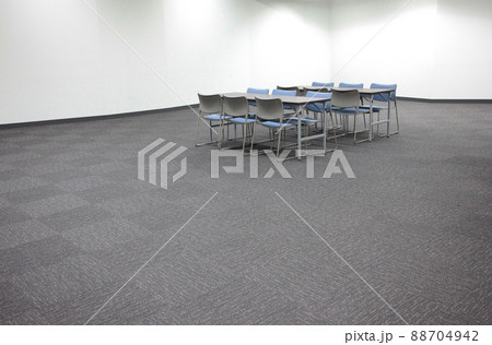 　ミーティングの準備を進めている多目的ルーム 88704942