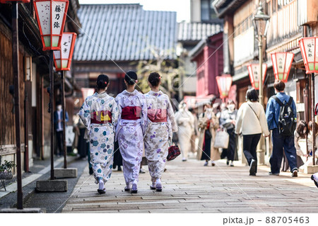 春のひがし茶屋街を散策する着物女子 春のひがし茶屋街を散策する着物女子 88705463