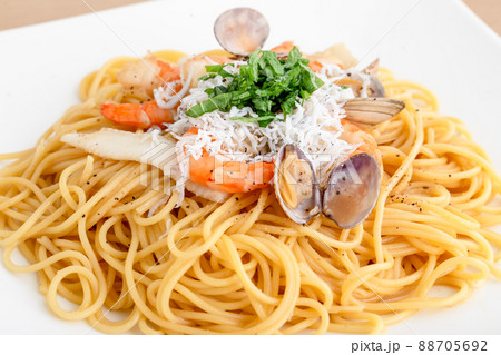 白いお皿に盛り付けられたパスタ　Pasta	 88705692