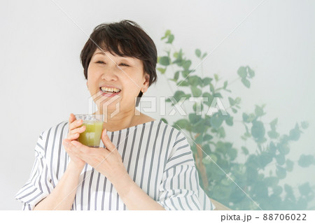 シニア女性　ジュース　スムージー 88706022