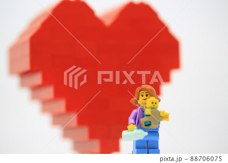 figurine take care her baby, show the power of mother 88706075