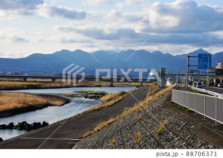群馬県高崎市 烏川と和田橋と上毛三山の山並み 群馬県高崎市 烏川と和田橋と上毛三山の山並み 88706371