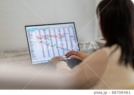 工事工程表を作成する一級建築士　女性 88706461