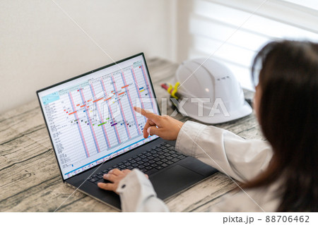 工事工程表を確認する一級建築士　女性 88706462