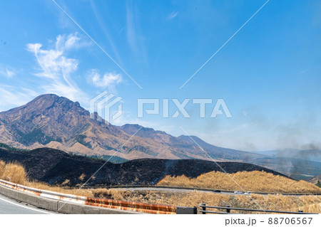 《熊本県》阿蘇・野焼き 88706567