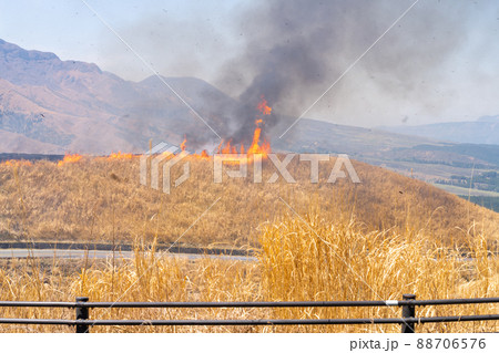《熊本県》阿蘇・野焼き 《熊本県》阿蘇・野焼き 88706576