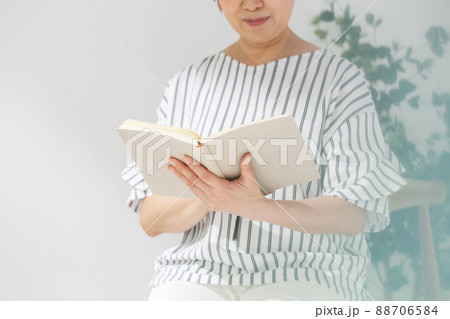 シニア女性 読書 ポートレート  顔なし シニア女性 読書 ポートレート  顔なし 88706584