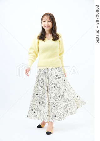 ニットを着た若い女性　ガーリーファッション　前髪　うざバング 88706803