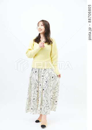 ニットを着た若い女性　ガーリーファッション　前髪　うざバング 88706805