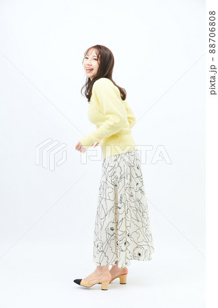 ニットを着た若い女性 ガーリーファッション 前髪 うざバング ニットを着た若い女性 ガーリーファッション 前髪 うざバング 88706808