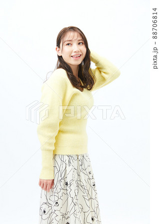 ニットを着た若い女性　ガーリーファッション　前髪　うざバング 88706814