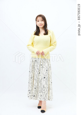 ニットを着た若い女性　ガーリーファッション　前髪　うざバング 88706819