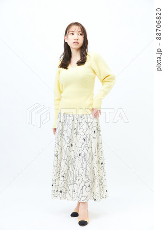 ニットを着た若い女性　ガーリーファッション　前髪　うざバング 88706820