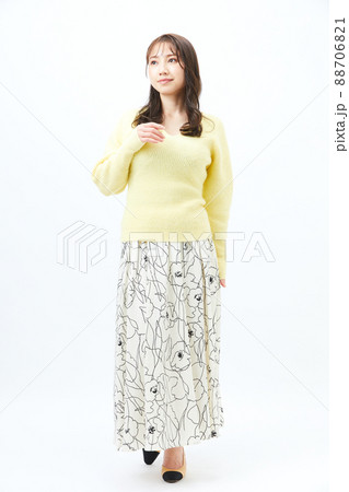 ニットを着た若い女性 ガーリーファッション 前髪 うざバング ニットを着た若い女性 ガーリーファッション 前髪 うざバング 88706821