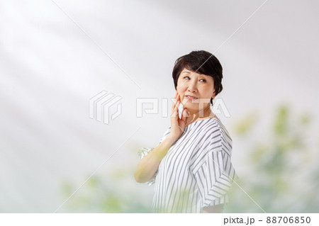女性　ビューティー　横顔　シニア 88706850