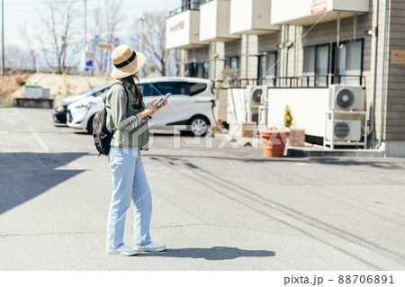 携帯電話を片手に家を探す人 Property search 携帯電話を片手に家を探す人 Property search 88706891