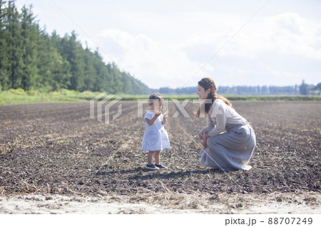 春の畑で遊ぶ農家の親子 88707249