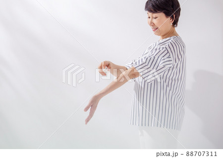 シニア女性　日焼け止め　虫よけ 88707311