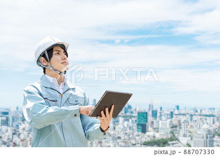 都市を背景にした建設作業員	 88707330