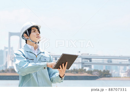 都市を背景にした建設作業員 都市を背景にした建設作業員 88707331