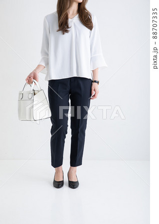 ハンドバックを持って立つ女性　OL	 88707335