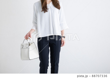 ハンドバックを持って立つ女性　OL	 88707336