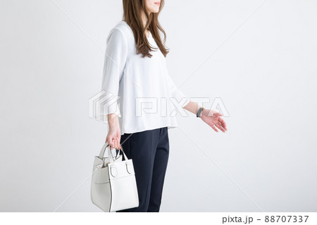 ハンドバックを持って立つ女性　OL	 88707337