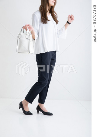 ハンドバックを持って立つ女性　OL	 88707338