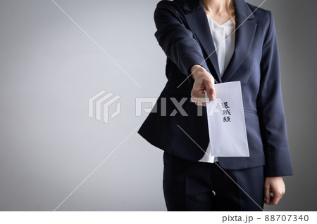 退職願を提出する女性　Retirement	 88707340