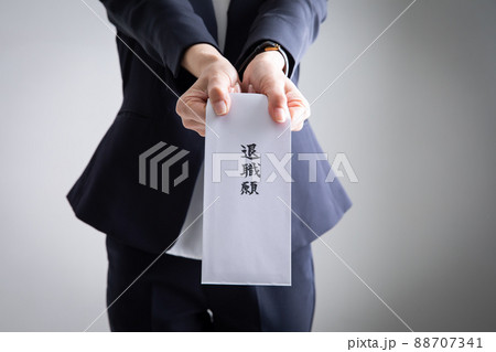 退職願を提出する女性　Retirement	 88707341