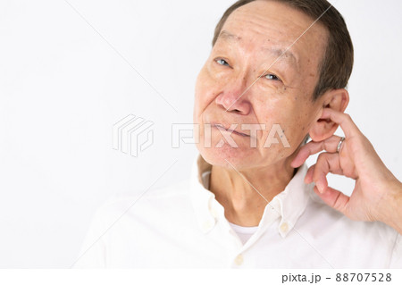 耳が聞こえにくいシニア男性 耳が聞こえにくいシニア男性 88707528