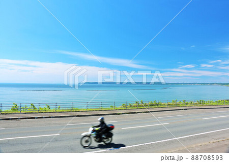 北海道　青空と海の道を走るバイク 88708593