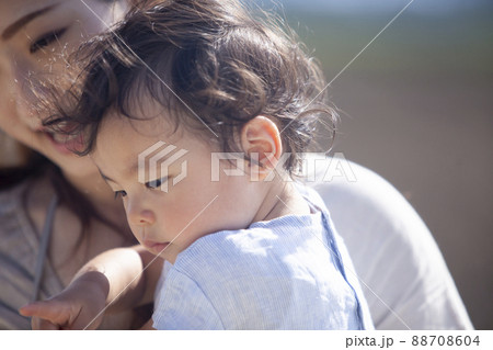 2歳女の子の横顔 88708604