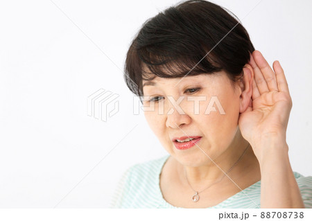 シニア女性　難聴　聞き耳 88708738