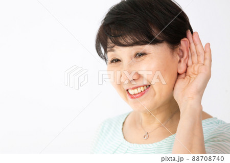 シニア女性　難聴　聞き耳 88708740