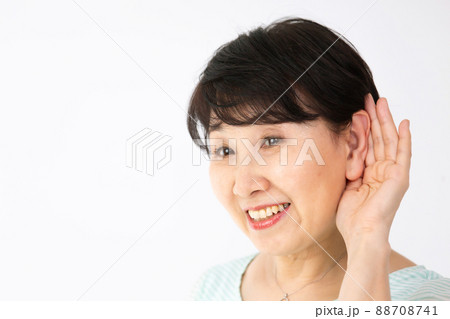 シニア女性　難聴　聞き耳 88708741