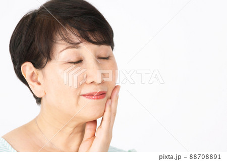 頬を触る女性 ビューティーイメージ の写真素材 7081