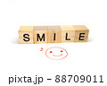 アルファベットブロックのSMILEと手描きのニコニコ顔 88709011
